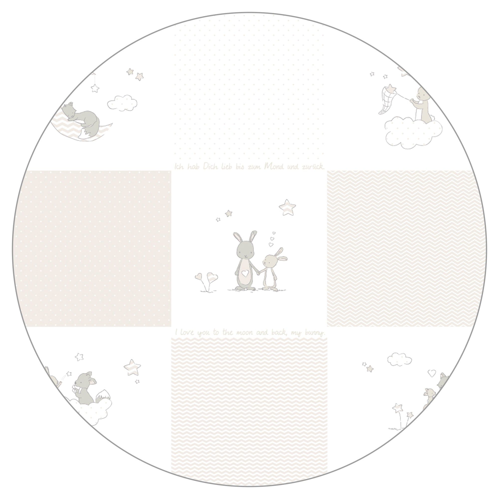 Runde Spielplatzunterlage mit verschiedenen Mustern und Motiven: Fuchs, Hase, Sterne, Wolken. Beige und Weißtöne.