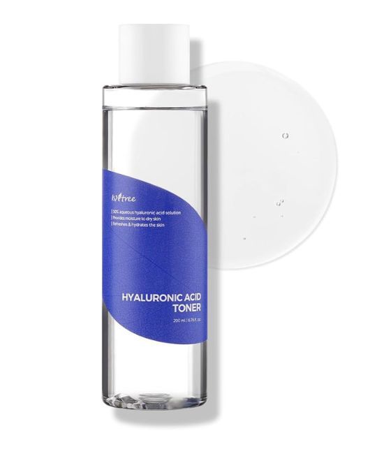 Transparente Flasche mit weißem Deckel und blauem Etikett. Auf dem Etikett steht "Hyaluronsäure Toner". Daneben eine transparente Flüssigkeit.