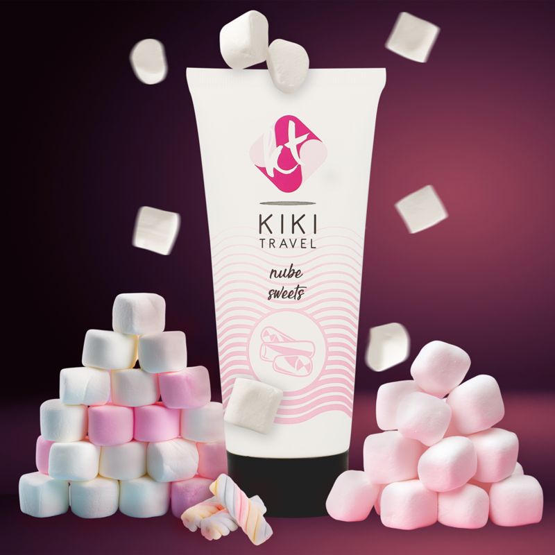 Weiße Tube mit rosa Akzenten und Produktnamen. Rosa und weiße Marshmallows umgeben die Tube. Aufdruck: KIKI TRAVEL, nube sweets.