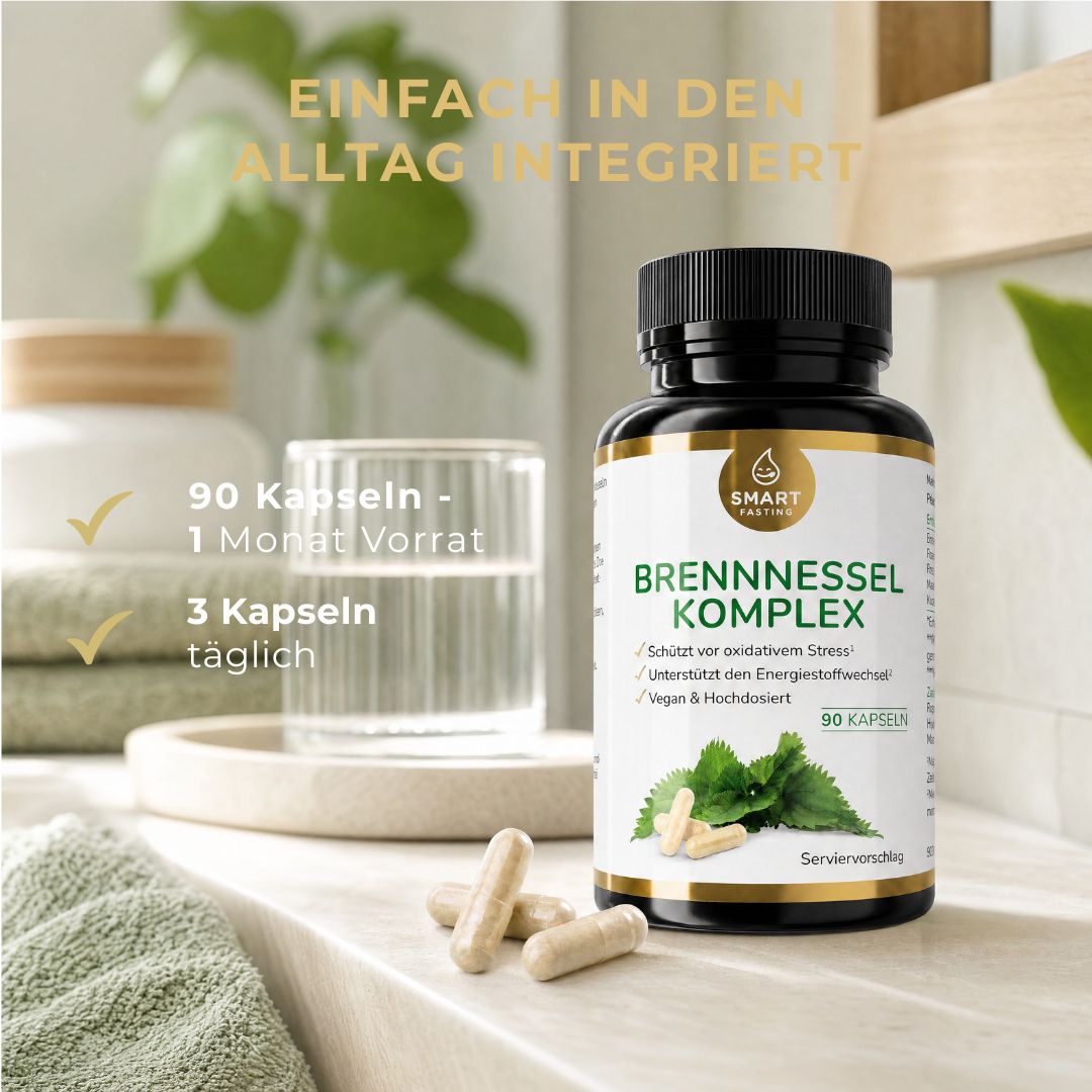 Flasche Brennnessel Komplex neben einem Glas Wasser und Handtüchern.