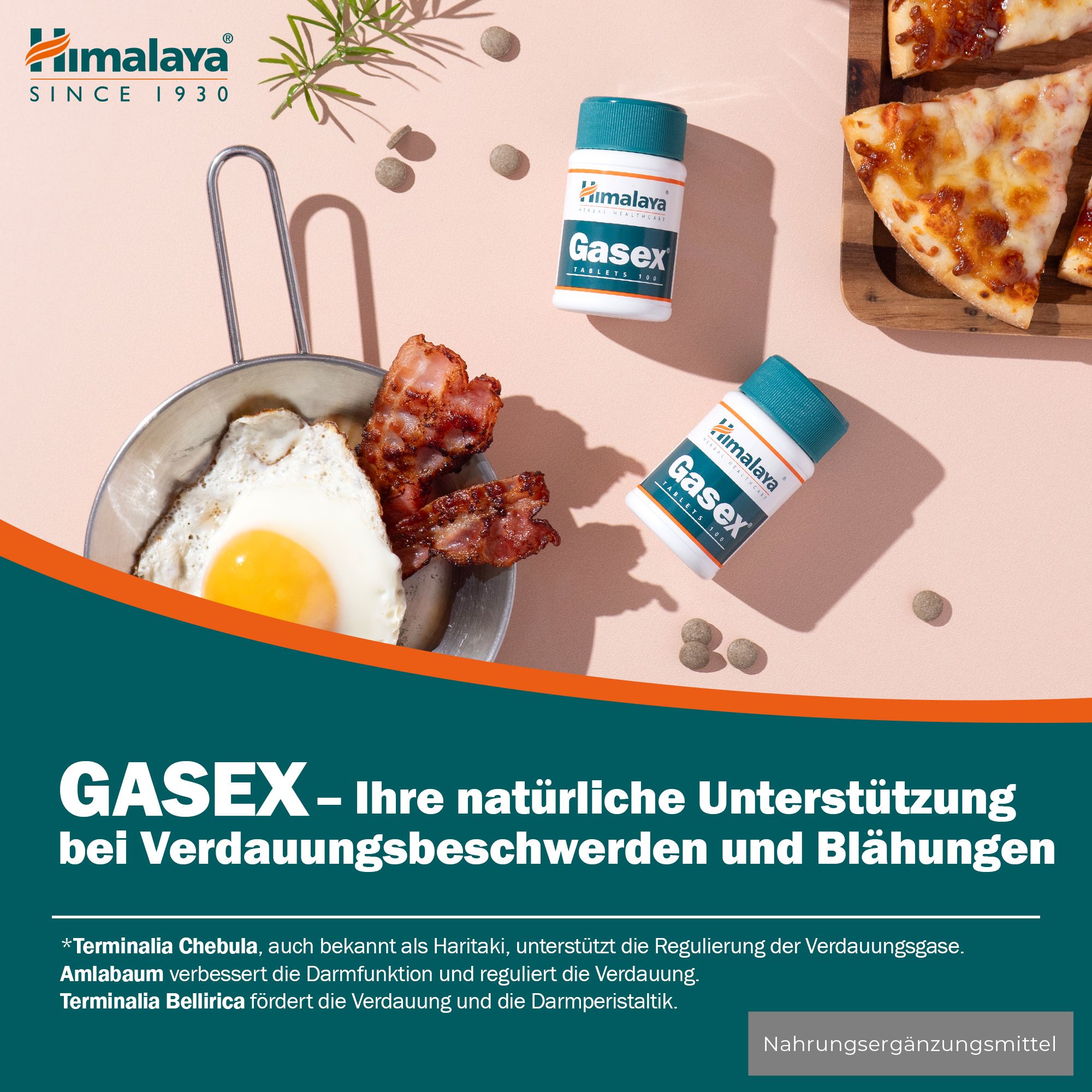 Himalaya Gasex Tablettenflaschen neben einem Frühstück mit Speck und Ei.