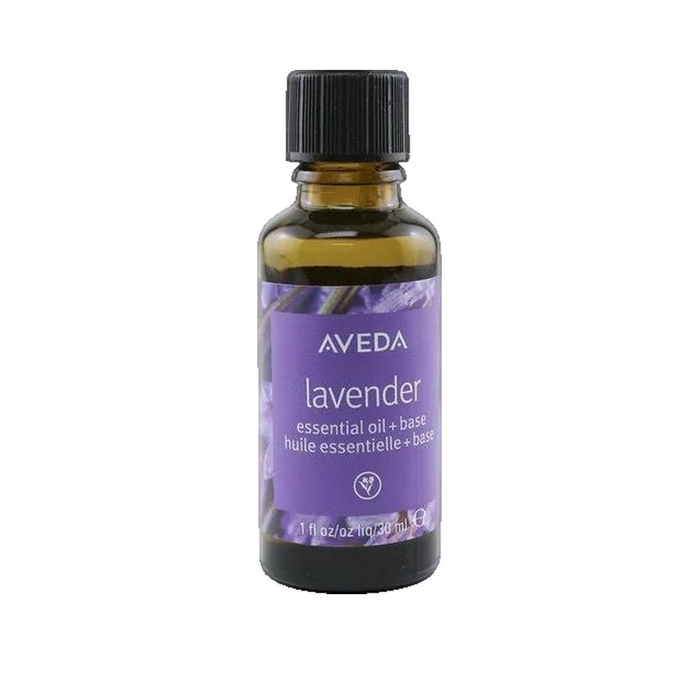 Braune Glasflasche mit schwarzem Deckel. Auf dem lila Etikett steht "AVEDA lavender essential oil + base".