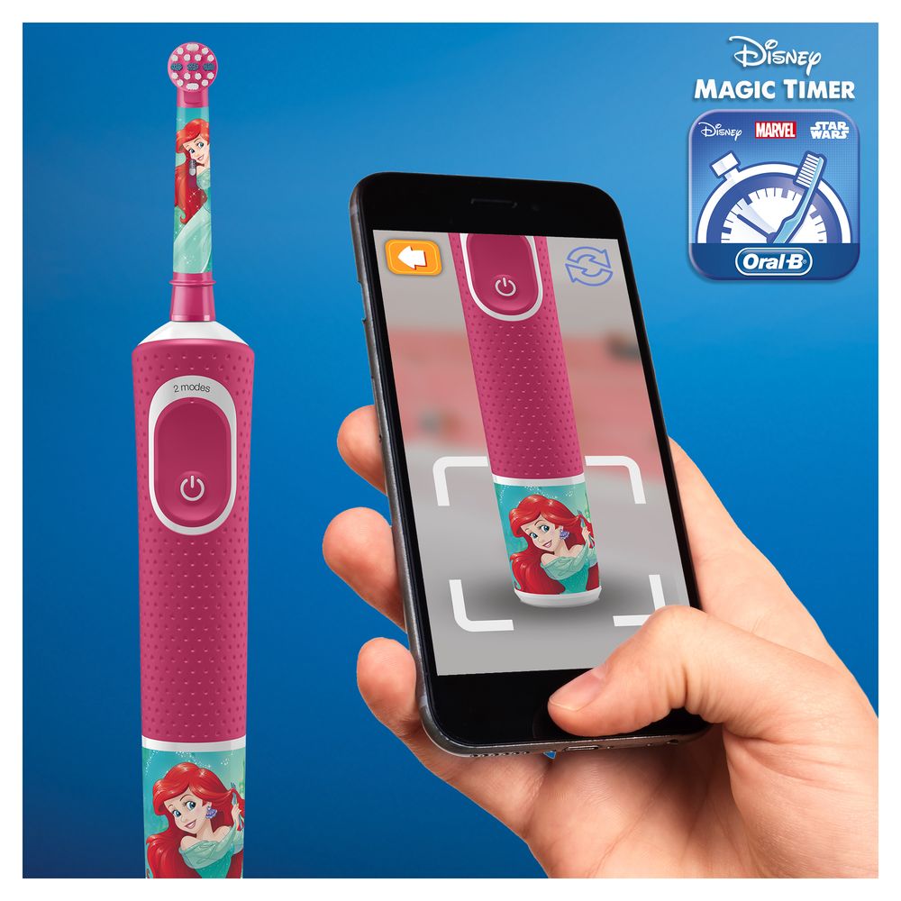 Elektrische Zahnbürste, pink, mit Ariel-Motiv. Smartphone zeigt AR-Funktion. Oral-B-Logo.