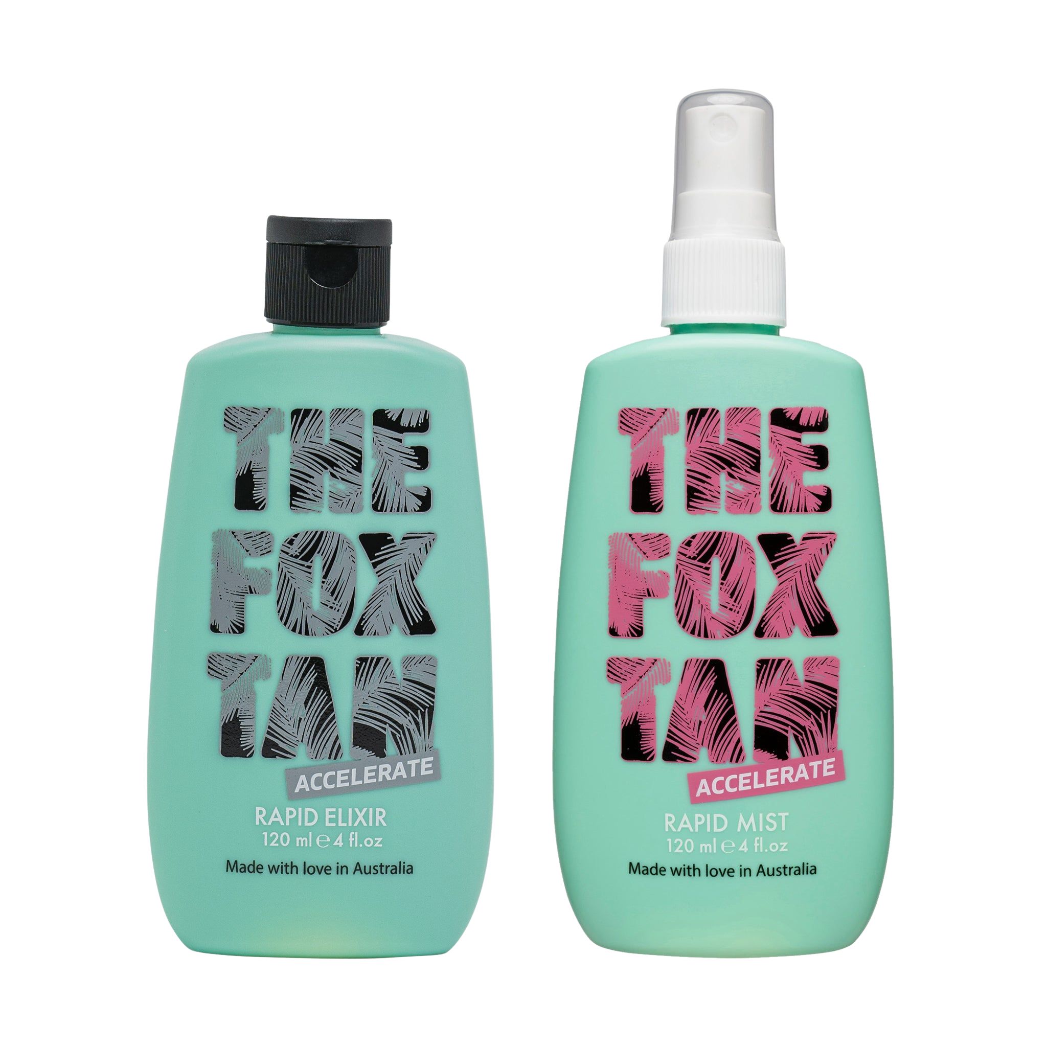 Zwei türkisfarbene Flaschen mit schwarzem und weißem Aufdruck. Aufschrift: THE FOX TAN, RAPID ELIXIR und RAPID MIST. Hergestellt in Australien.