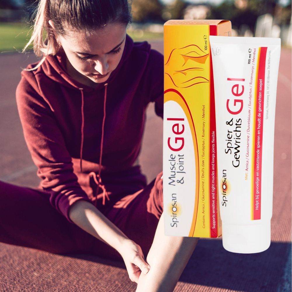 Frau sitzt auf Laufbahn, neben Tube und Schachtel 'Spirosan Muskel & Gelenk Gel'. Gel-Tube mit roter und weißer Beschriftung.