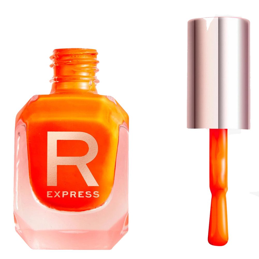 Orangefarbener Nagellack in einem sechseckigen Glasfläschchen mit silbernem Applikator.