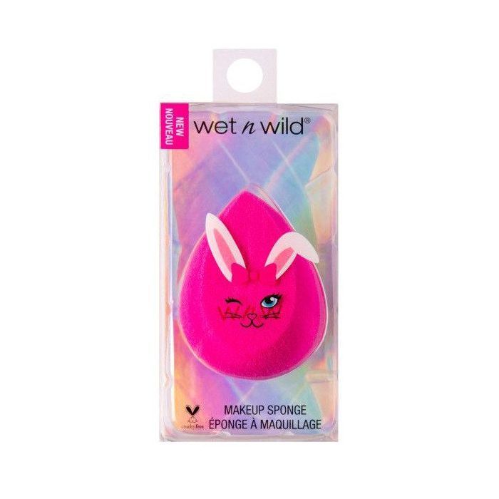 Rosa Make-up-Schwamm mit Hasenohren-Design in transparenter Verpackung. Marke: Wet n Wild. Mit Aufdruck "NEW".