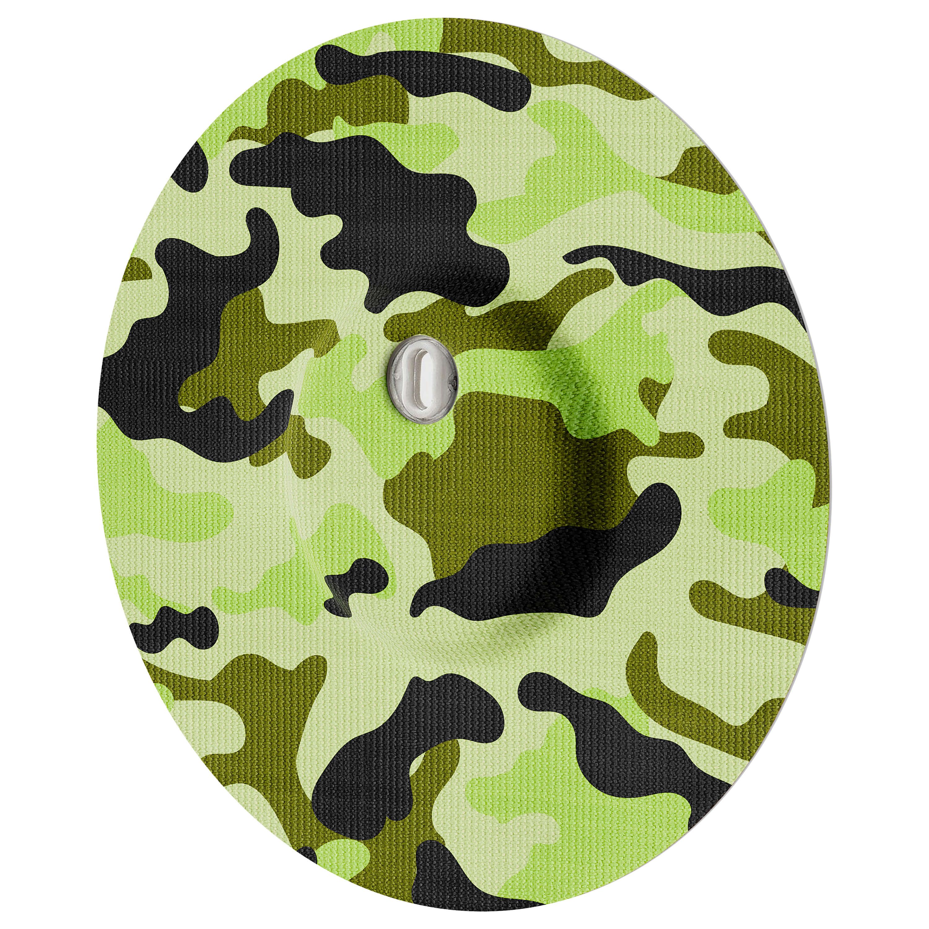 Runder Patch mit Camouflage-Muster und zentralem, silberfarbenem Element.