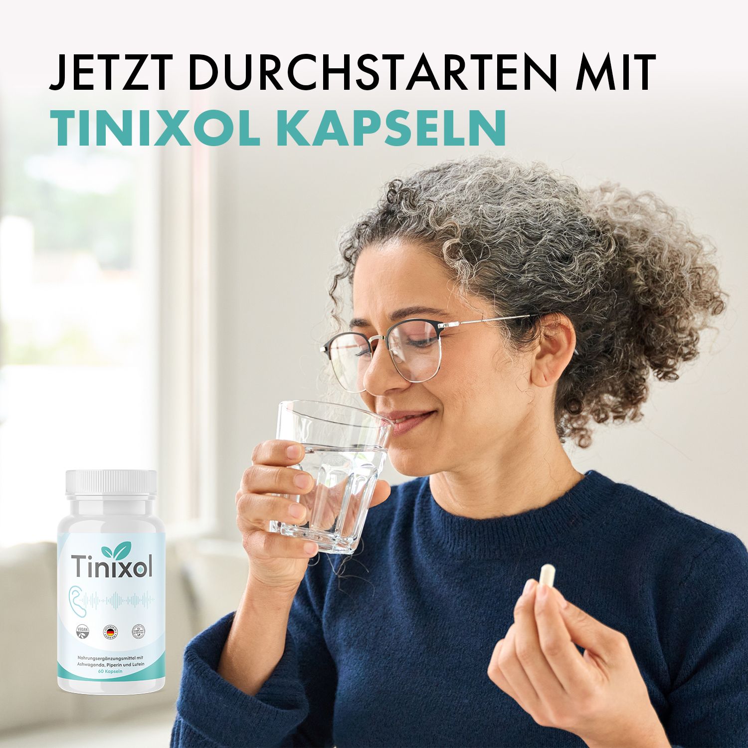 Frau trinkt Wasser, hält Kapsel. Flasche Tinixol im Hintergrund. Text: Jetzt durchstarten mit Tinixol Kapseln.