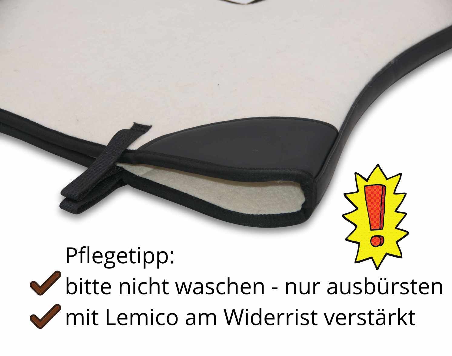 Detail einer Filzsatteldecke mit schwarzem Lederteil. Text: Pflegetipp: Nicht waschen, nur ausbürsten.