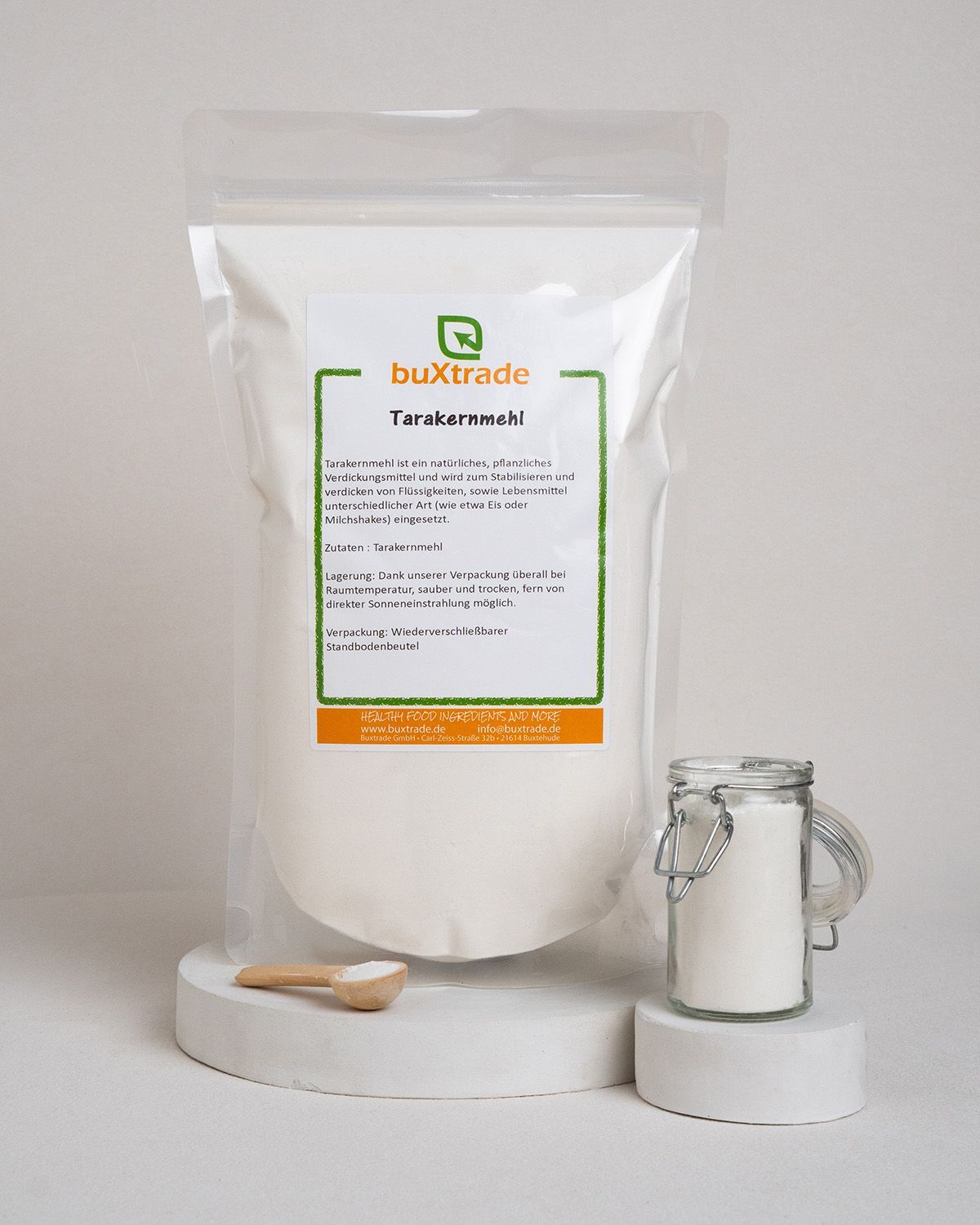Tarakernmehl in Verpackung und Glasbehälter mit Holzlöffel. Aufschrift: buXtrade Tarakernmehl.