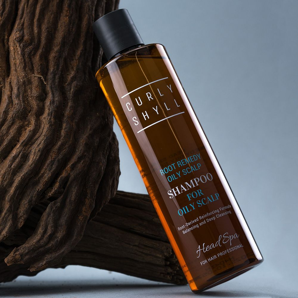 Braune Shampoo-Flasche mit schwarzem Deckel. Text: CURLY SHYLL, Root Remedy Oily Scalp Shampoo for Oily Scalp, Head Spa.