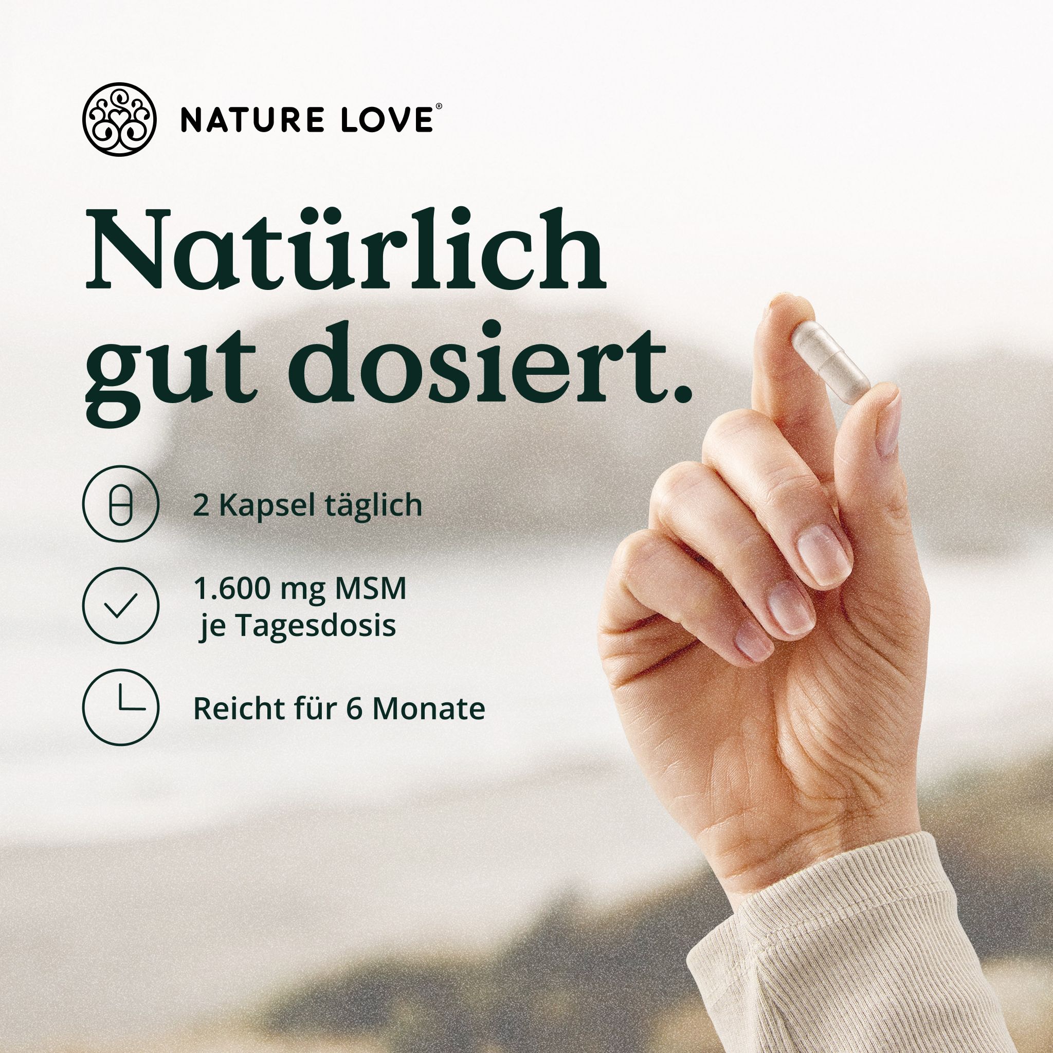 Hand hält eine Kapsel. 1.600 mg MSM pro Tagesdosis, reicht für 6 Monate.