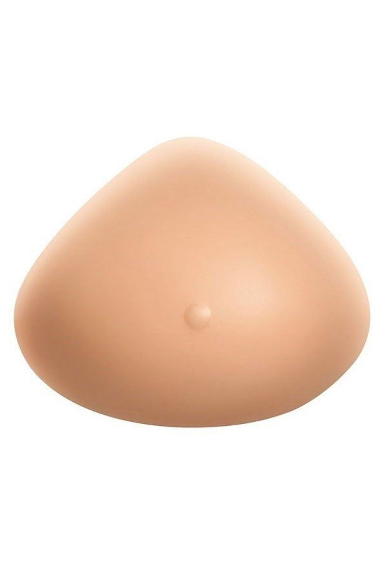Brustprothese in Dreiecksform, hautfarben. Mit einer kleinen Erhebung. Aus glattem Material.