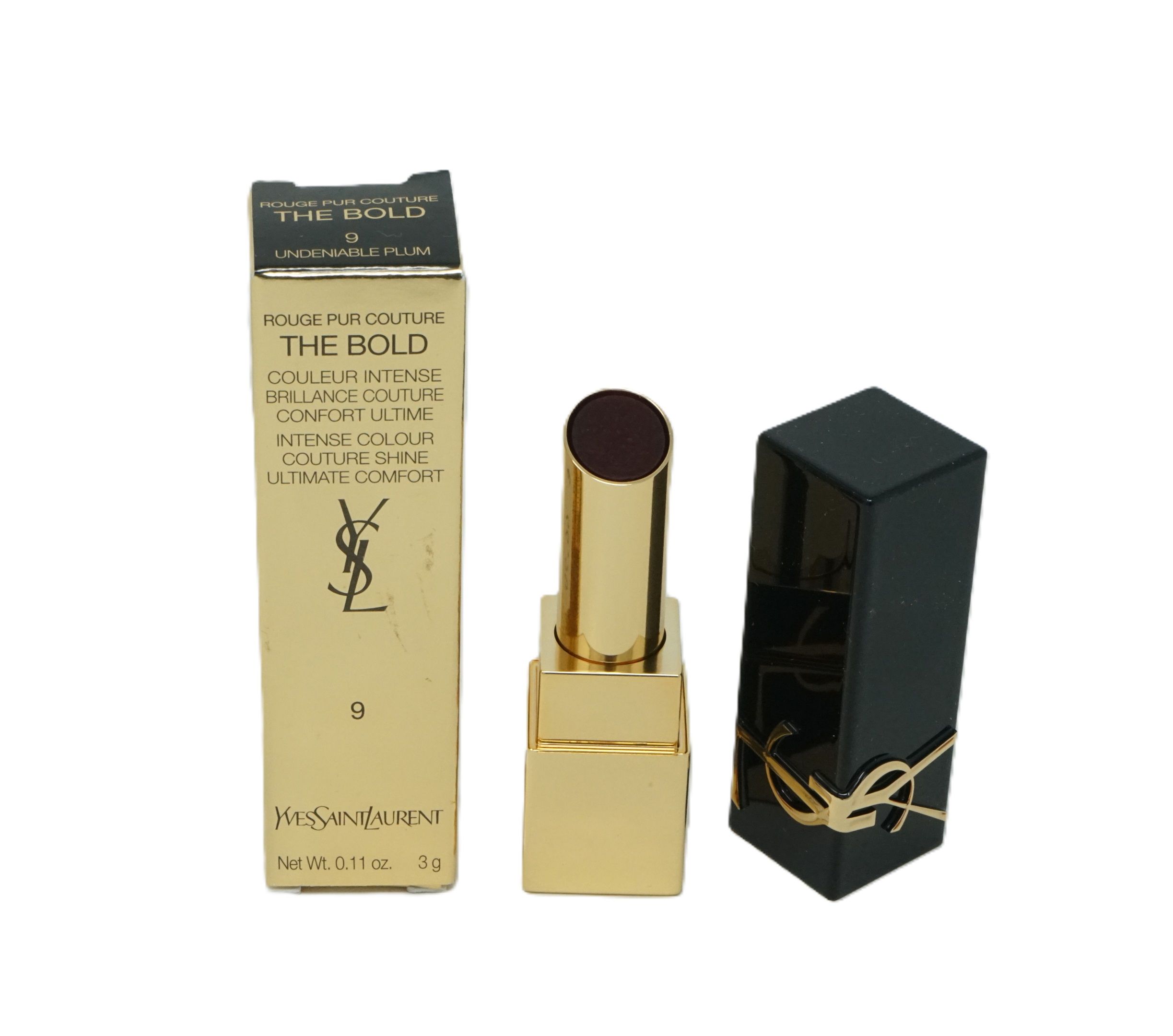 Goldfarbener Lippenstift und Verpackung. Schwarze Kappe. Aufschrift: YSL, The Bold, Rouge Pur Couture, Undeniable Plum 9.