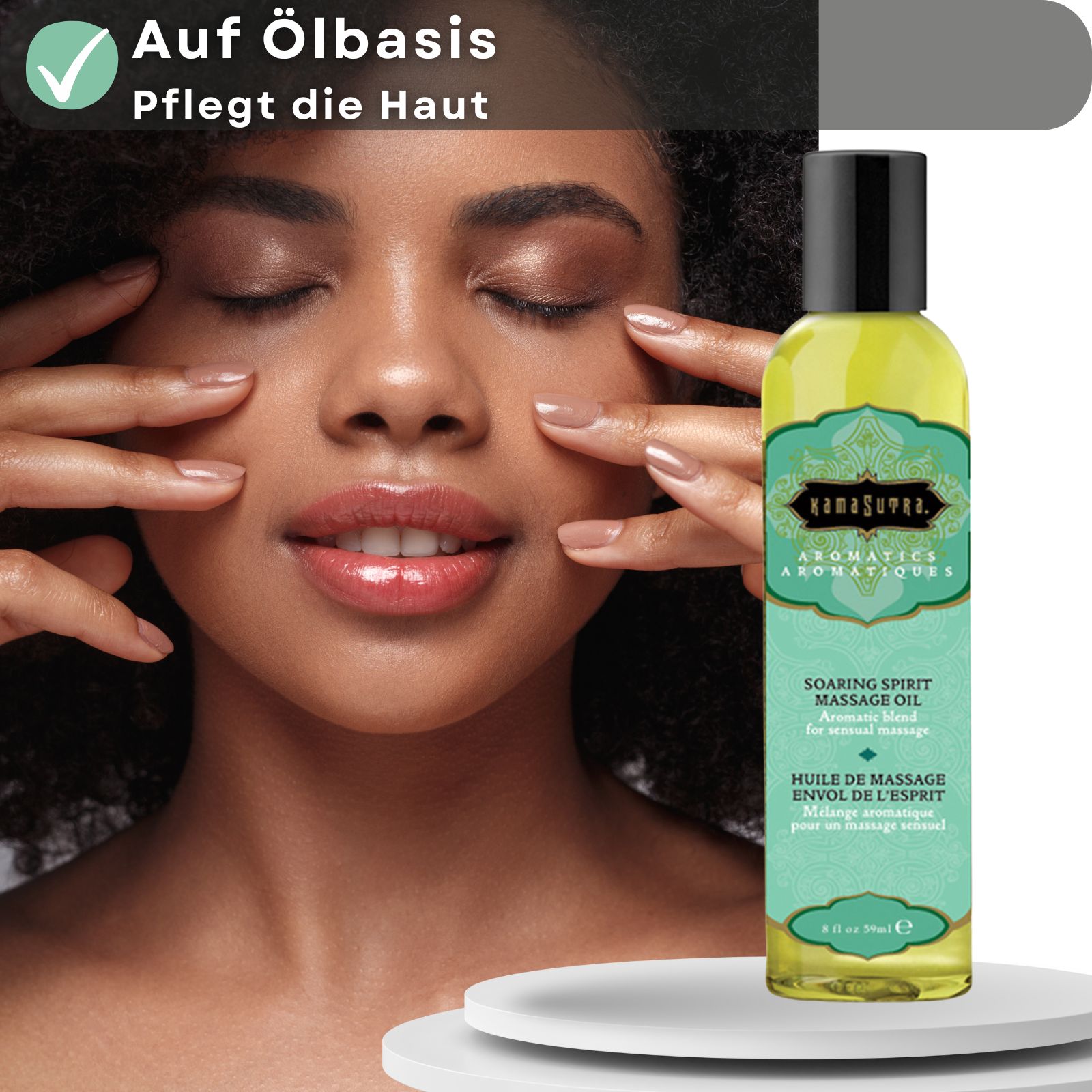 Kamasutra Massageöl mit Aroma Soaring. Flasche neben Frau, die sich im Gesicht massiert.