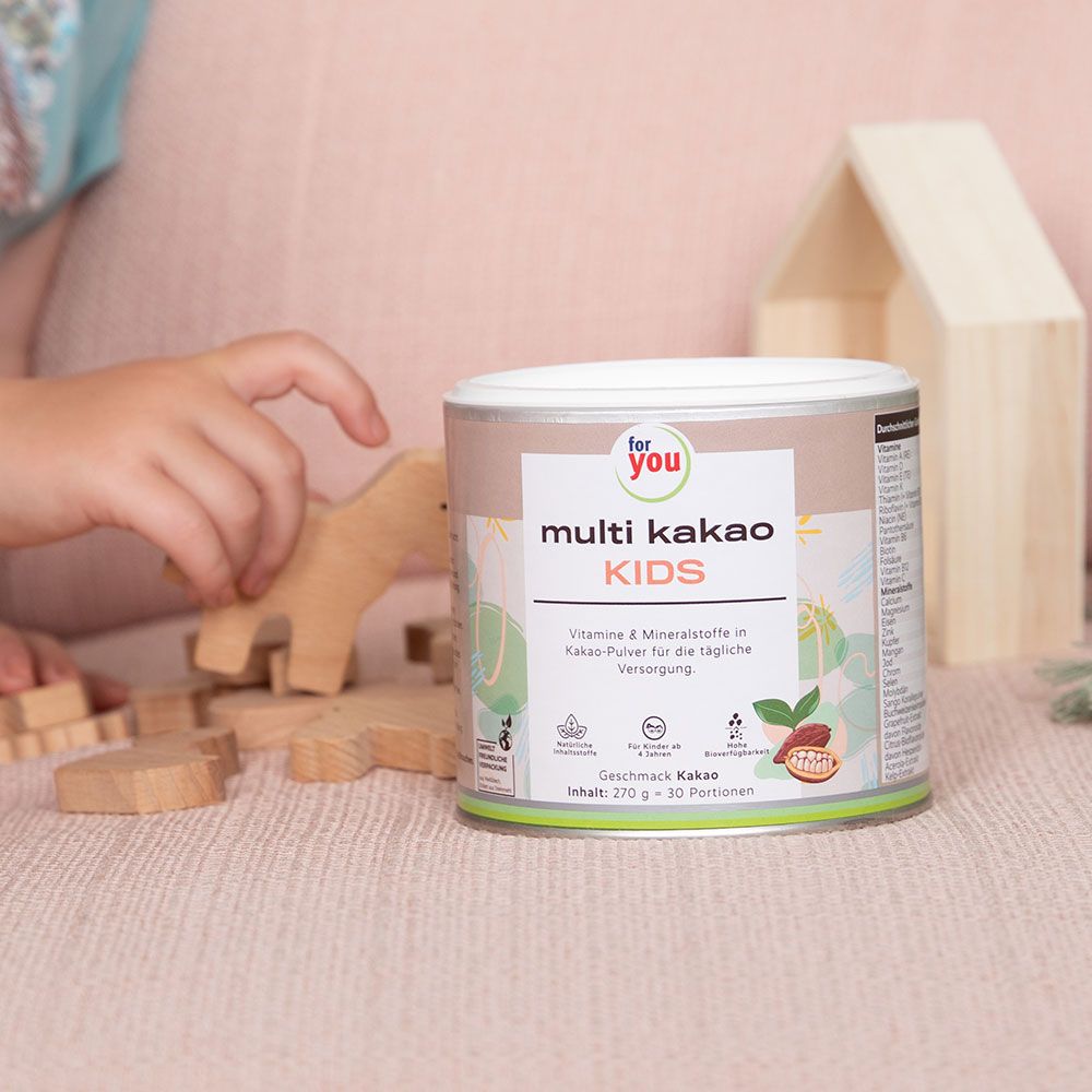 Dose "for you multi kakao KIDS" neben Spielzeug. Aufdruck: Vitamine & Mineralstoffe in Kakao-Pulver. Inhalt: 270 g.