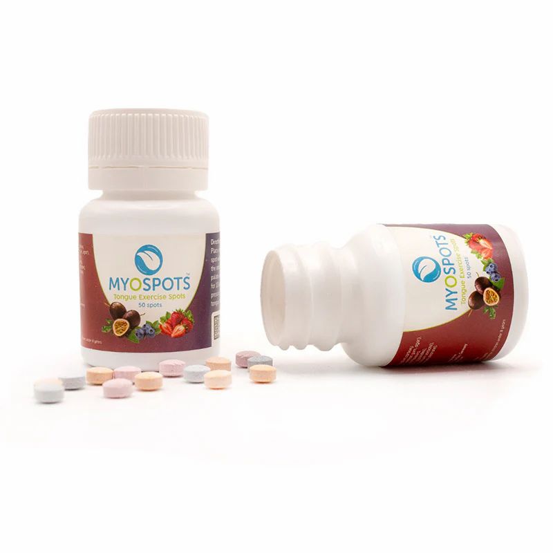 Zwei weiße Flaschen mit Etiketten und Tabletten. Aufschrift: MYOSPOTS. Verschiedene Farben.