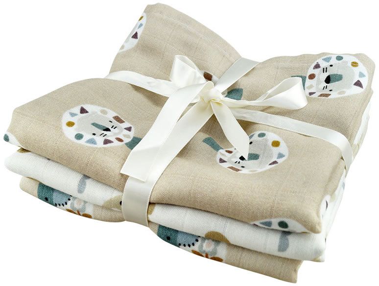 Drei Mullwindeln, mit Schleife gebunden. Beige und weiß mit Tierdruckmuster. Verpackt.