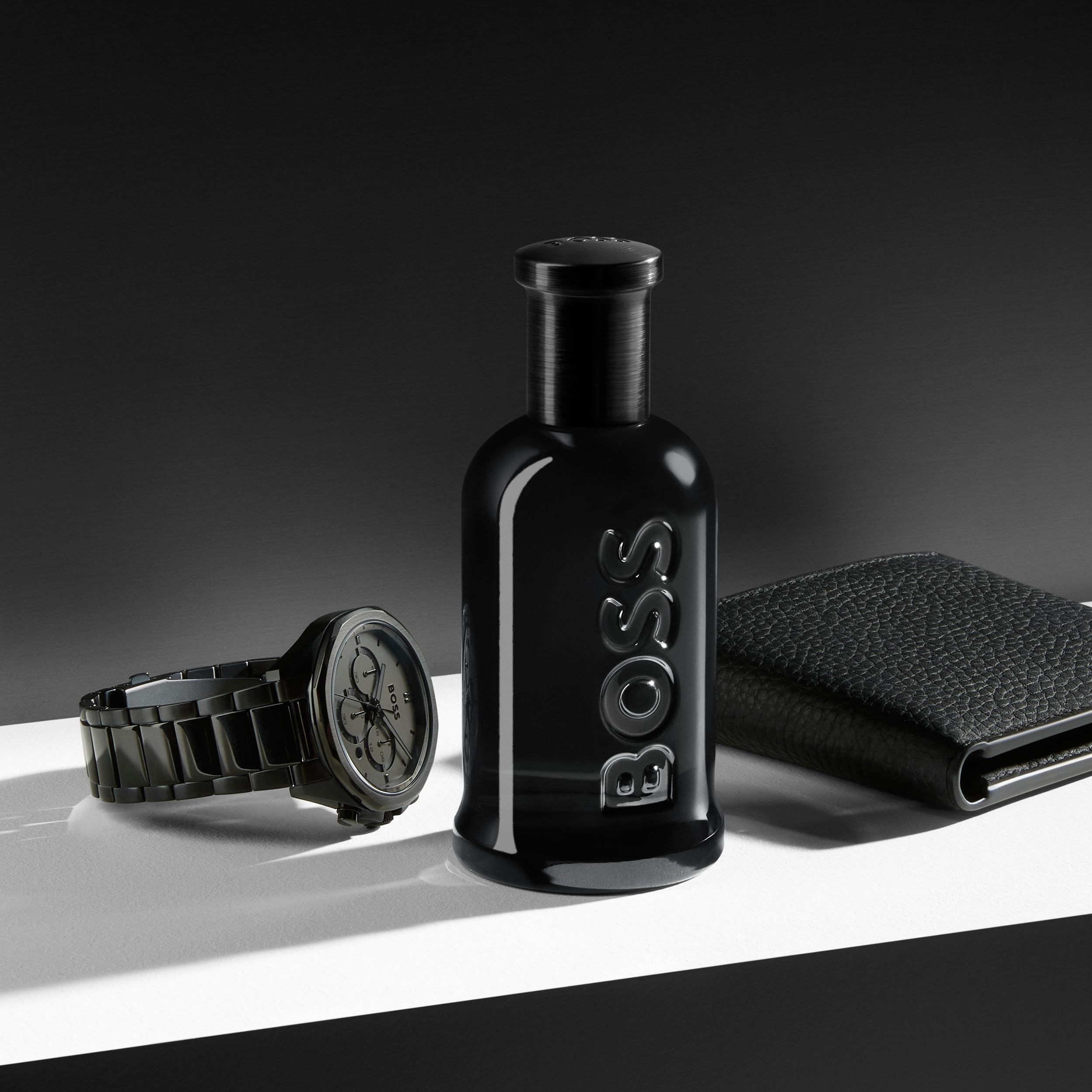 Hugo Boss Bottled Parfum Flakon neben schwarzer Verpackung.