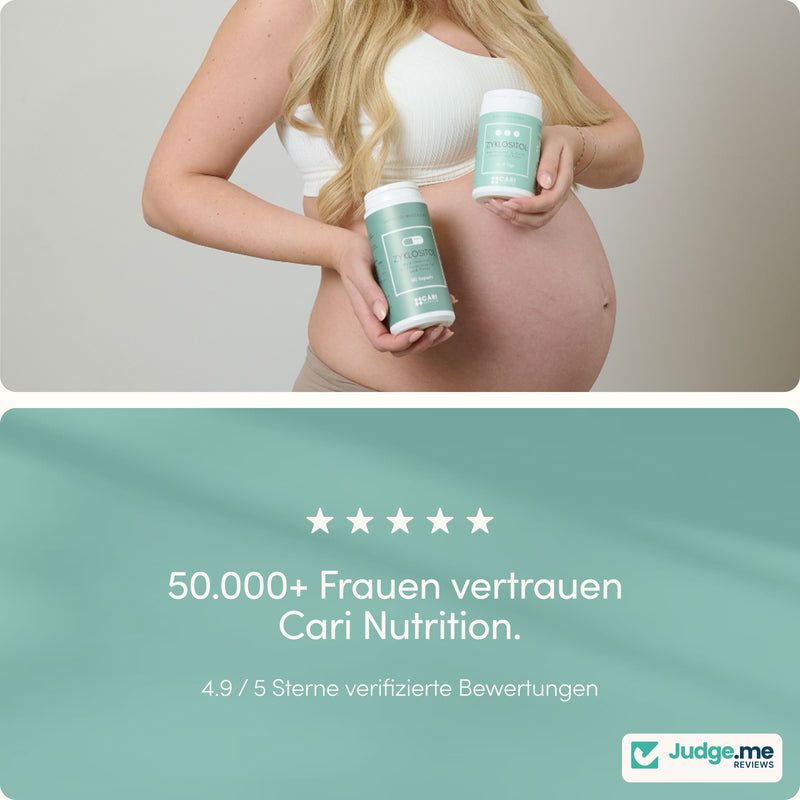 Schwangerin hält zwei ZYKLOSITOL pure Dosen. 50.000+ Frauen vertrauen Cari Nutrition.