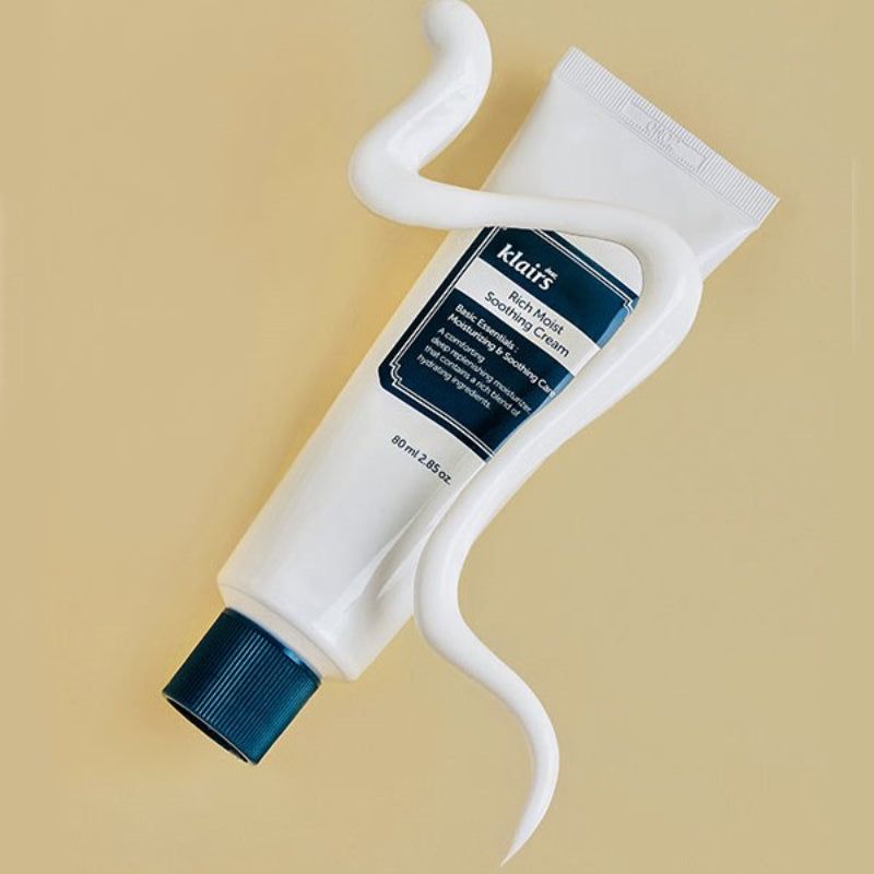 Weiße Tube mit blauem Deckel, umgeben von Creme. Aufschrift: klairs Rich Moist Soothing Cream. 80 ml.