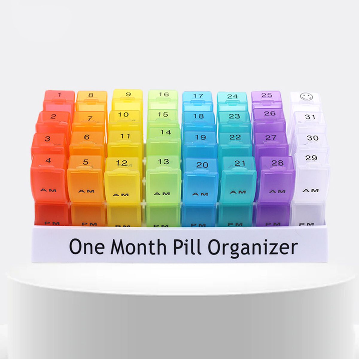Medikamenten-Organizer für einen Monat. Farbige, nummerierte Fächer für AM/PM. Text: One Month Pill Organizer.