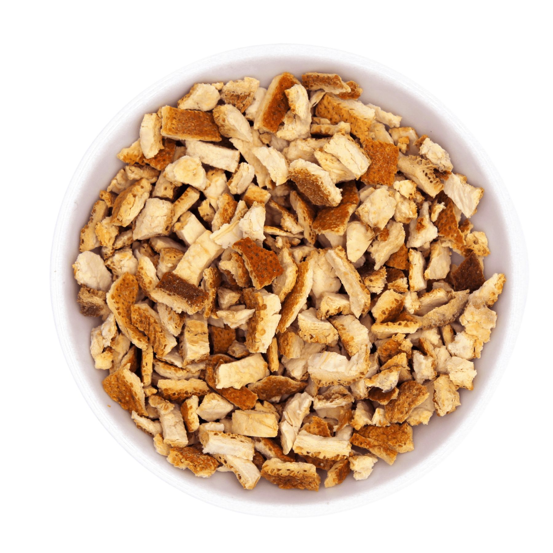 Weiße Schüssel gefüllt mit getrockneten Orangenschalenstücken. Nahaufnahme, Draufsicht. Helle, natürliche Beleuchtung.