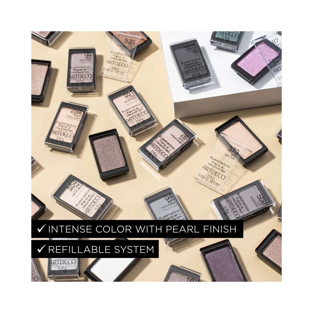 Artdeco Pearl Eyeshadow-Produkte in transparenten Verpackungen. Text: Intense Color with Pearl Finish, Refillable System.