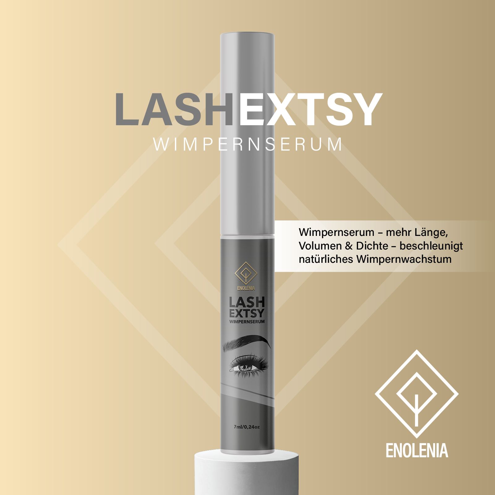 Wimpernserum-Flakon auf Sockel. Silberne Hülse mit schwarzem Schriftzug LASH EXTSTSY. Text: Wimpernserum - mehr Länge, Volumen & Dichte.