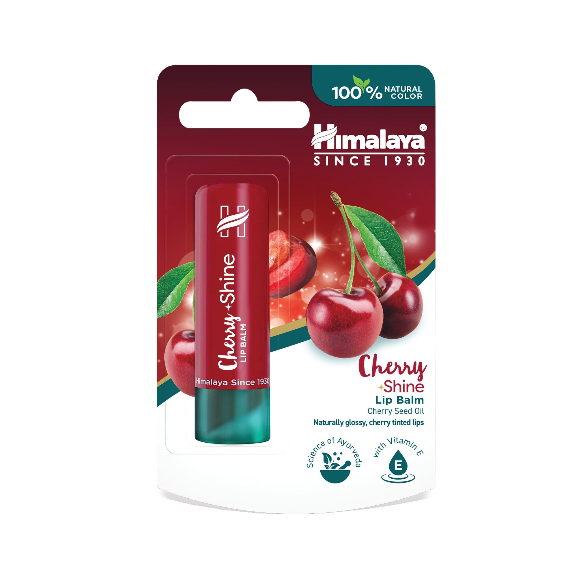 Lippenbalsam in roter Verpackung. Aufschrift: Cherry + Shine Lip Balm. Marke: Himalaya. Mit Kirschen und dem Hinweis auf natürliche Inhaltsstoffe.