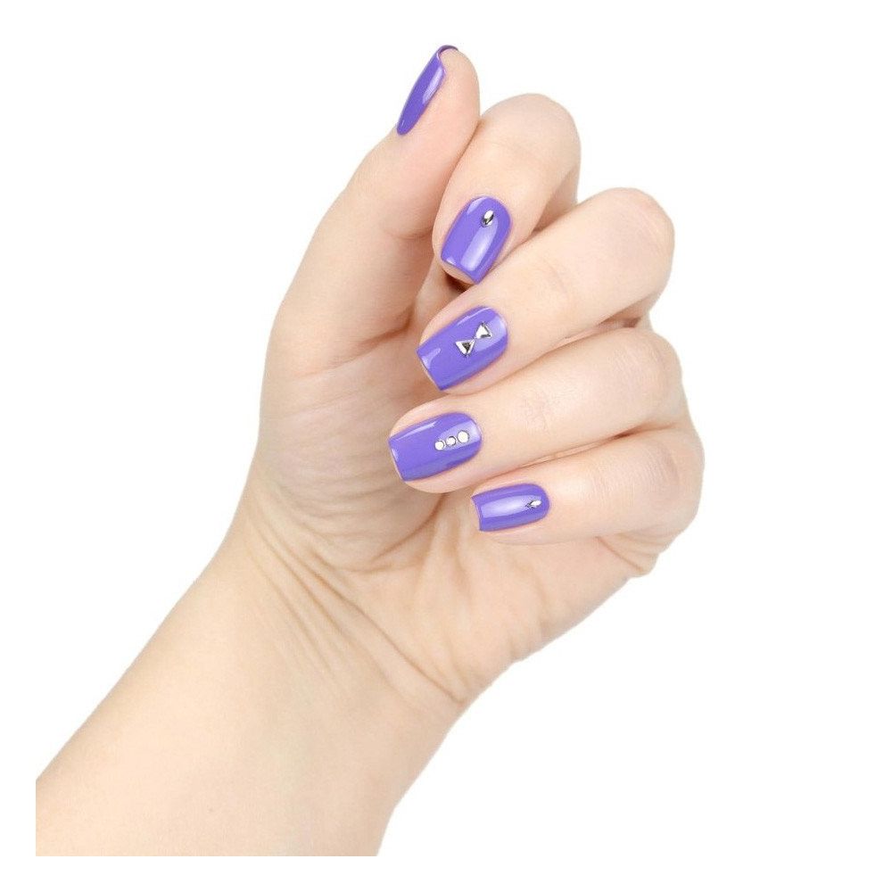 Hand mit lila lackierten Nägeln, einige mit silbernen Verzierungen.