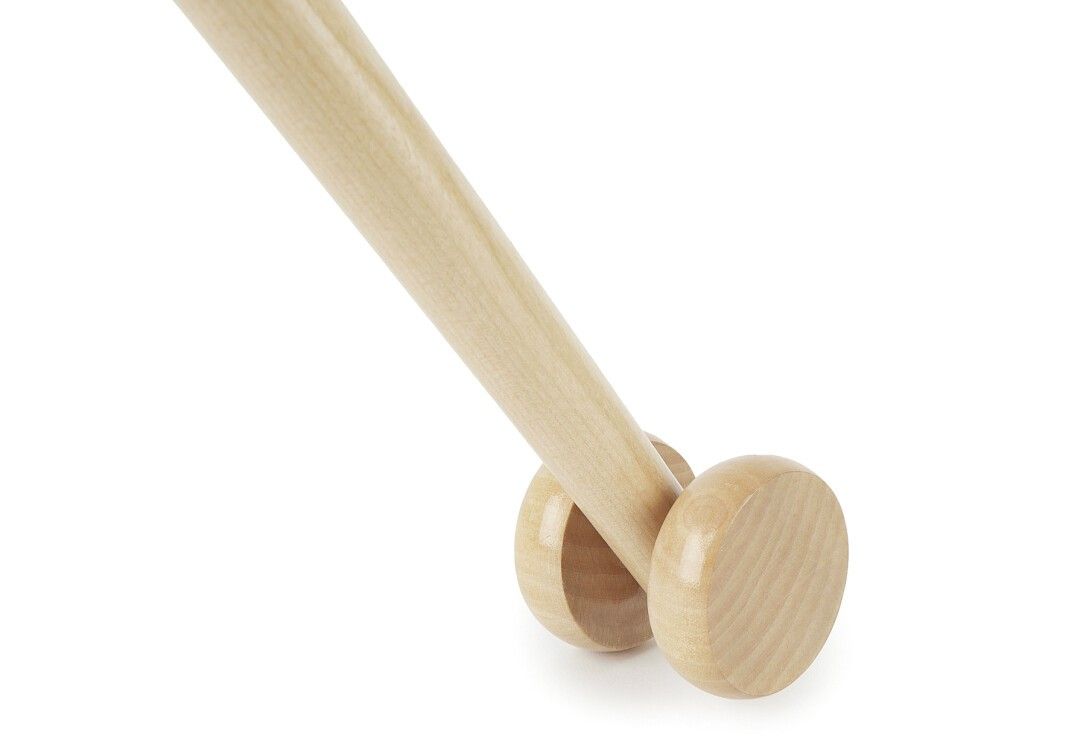 Holzstab mit zwei Holzrädern. Nahaufnahme, schräge Perspektive.