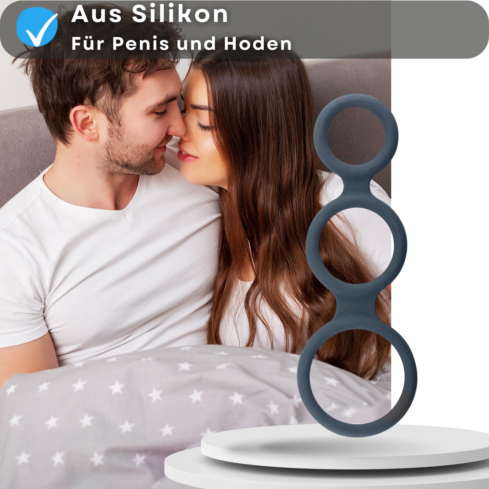 Produkt aus Silikon für Penis und Hoden. Paar im Hintergrund.