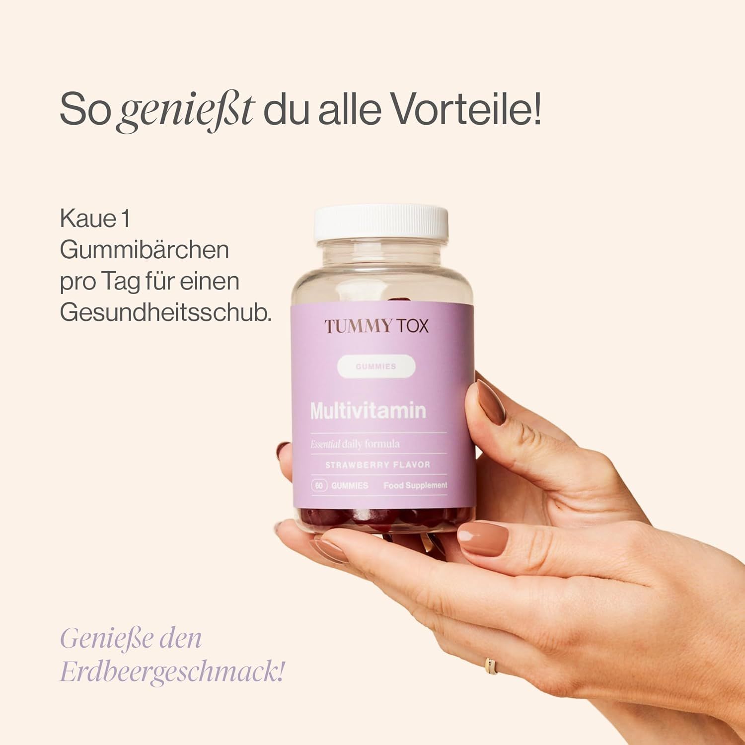 Hände halten eine Flasche TummyTox Multivitamin Gummibärchen. Text: Kauen Sie 1 Gummibärchen pro Tag für einen Gesundheitsschub. Erdbeergeschmack.