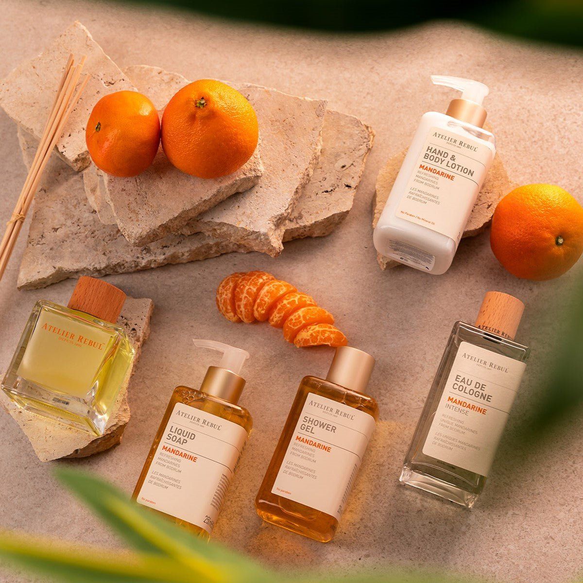 Verschiedene Atelier Rebul Mandarine Produkte: Eau de Cologne, Hand- und Bodylotion, Flüssigseife, Duschgel. Mit Mandarinen.