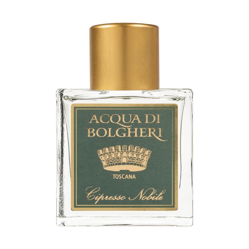 Quadratischer Glasflakon mit goldfarbenem Verschluss. Aufkleber mit Schriftzug: Acqua di Bolgheri, Cipresso Nobile. Grüner Hintergrund.