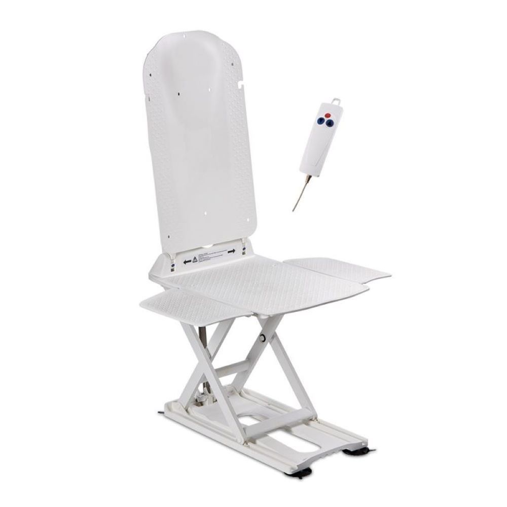 Weißer Badewannenlifter mit Sitzfläche, Rückenlehne und Fernbedienung. Scherenmechanismus und Schienenbasis.