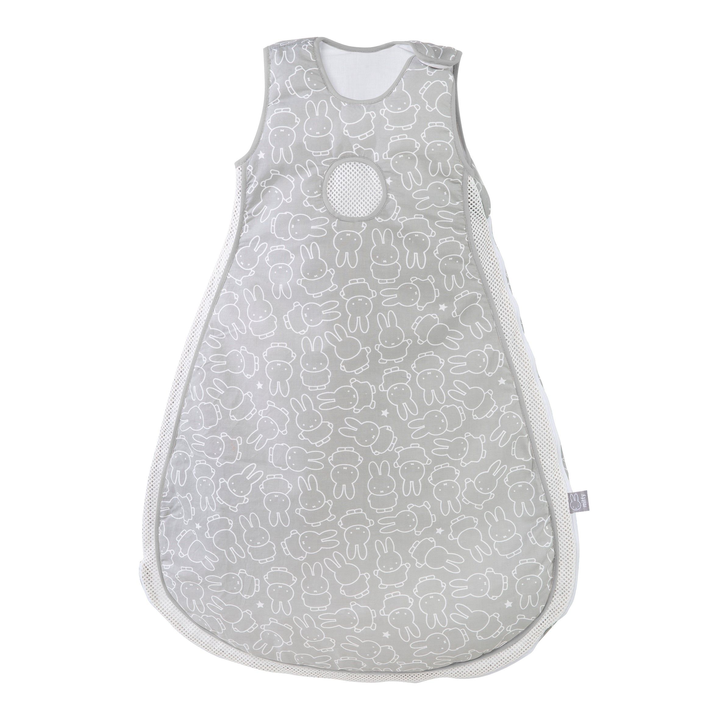 Grauer Schlafsack mit weißen Hasen-Motiven. Mesh-Einsätze an den Seiten. Rundhalsausschnitt und Druckknopfverschluss.