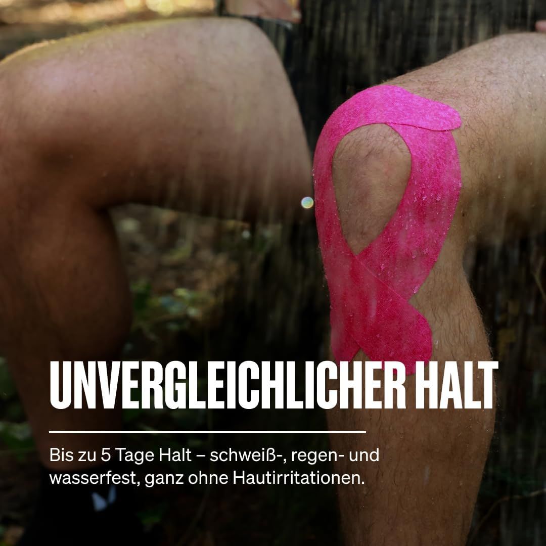 Rosa Kinesiologie-Tape auf einem Knie, das Wasser abperlen lässt. "Unvergleichlicher Halt".