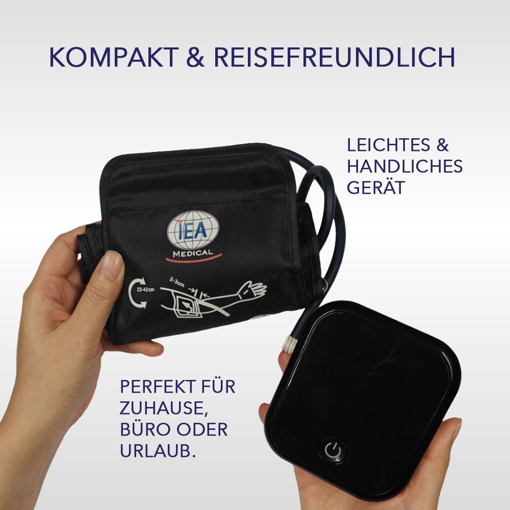 Hände halten ein Blutdruckmessgerät und eine Manschette. Auf der Manschette ist das Logo IEA MEDICAL zu sehen.