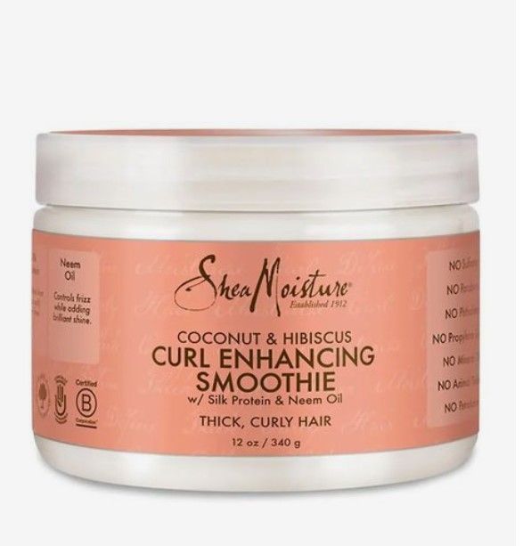 Runde Dose mit Produkt. Aufschrift: Shea Moisture Coconut & Hibiscus Curl Enhancing Smoothie. Für dickes, lockiges Haar. 12 oz/340 g.