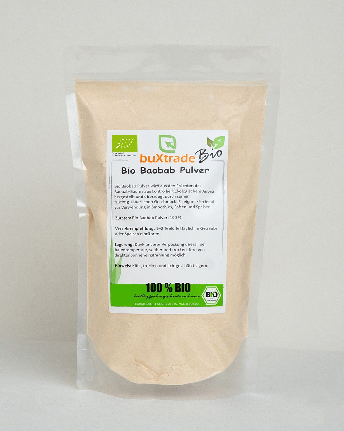 Eine offene Plastiktüte mit hellem Pulver, darauf ein Etikett mit Produktinformationen und Bio-Siegel.
