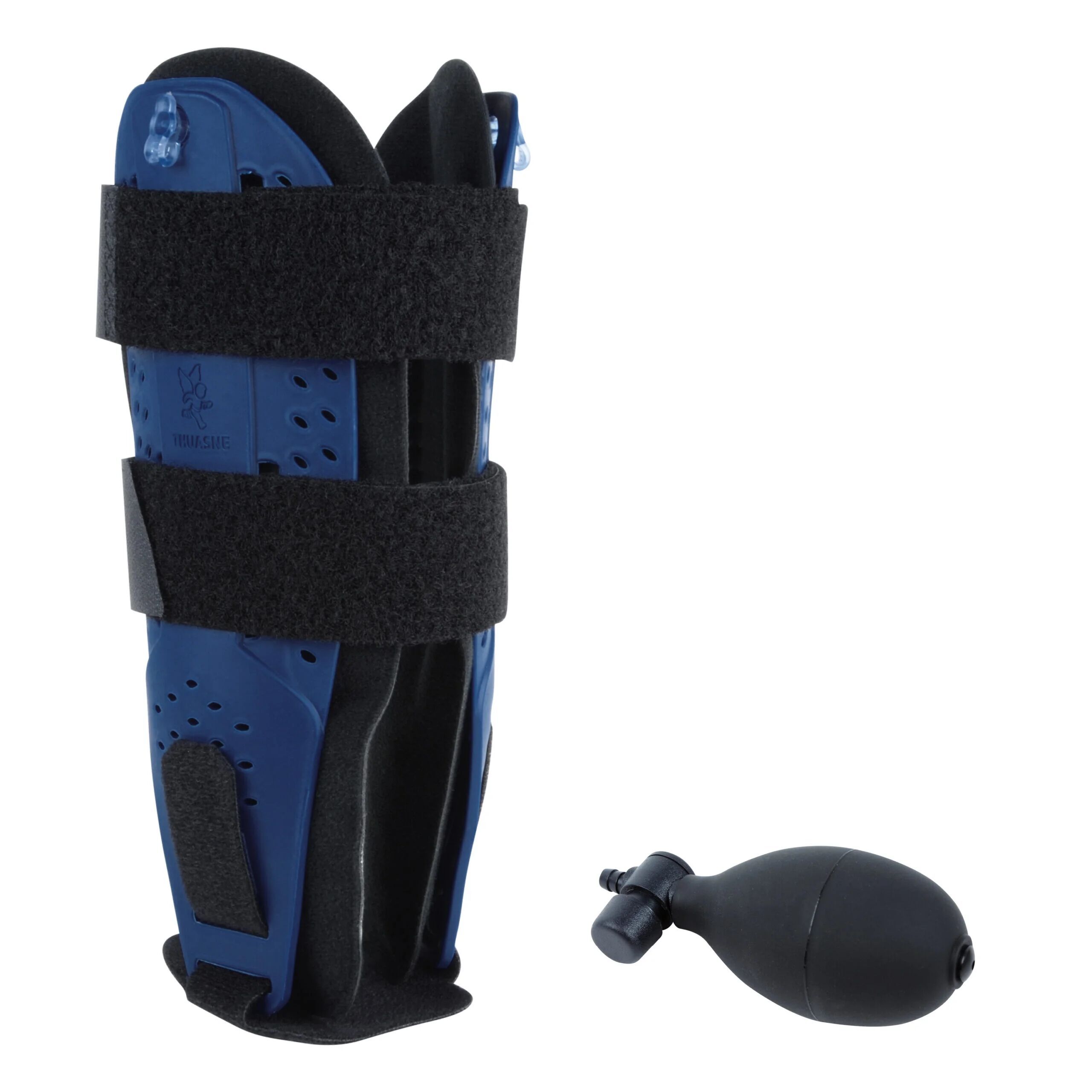 Blau-schwarze Fußorthese mit Klettverschlüssen und Pumpe. Perforiertes Design. Neben der Orthese liegt eine schwarze Ballpumpe.