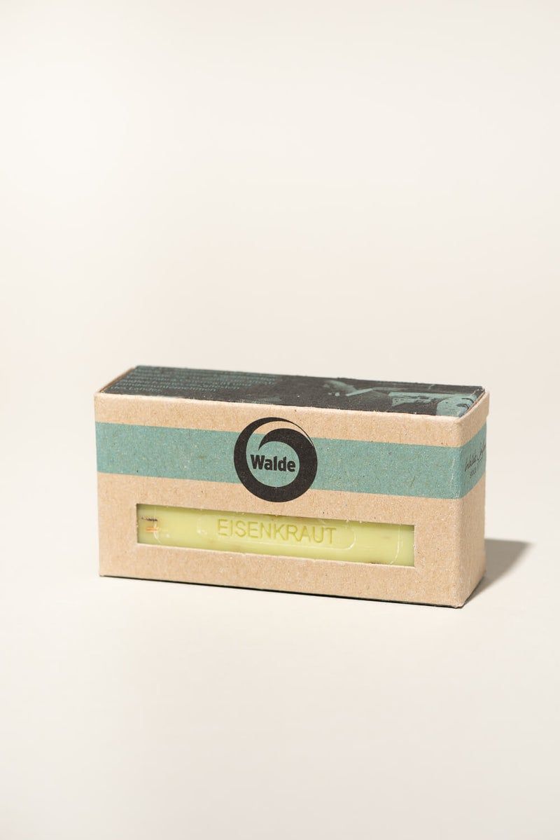 Seife in Kartonverpackung. Aufschrift "Walde" und "Eisenkraut". Grün-braune Farbgebung.