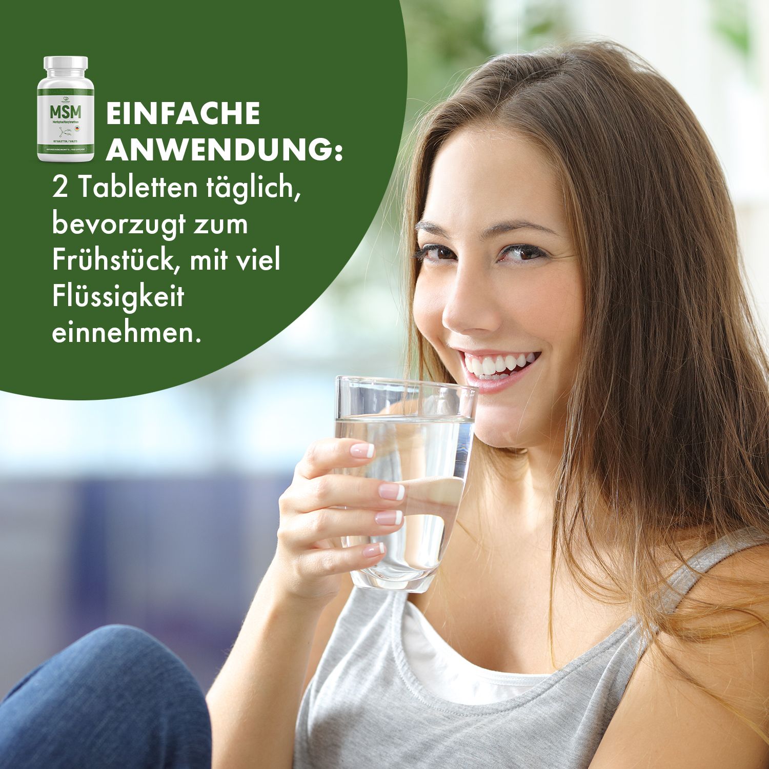 Frau trinkt Wasserglas. Neben ihr Flasche mit grünem Etikett, Aufschrift MSM. Text: 2 Tabletten täglich mit Flüssigkeit.