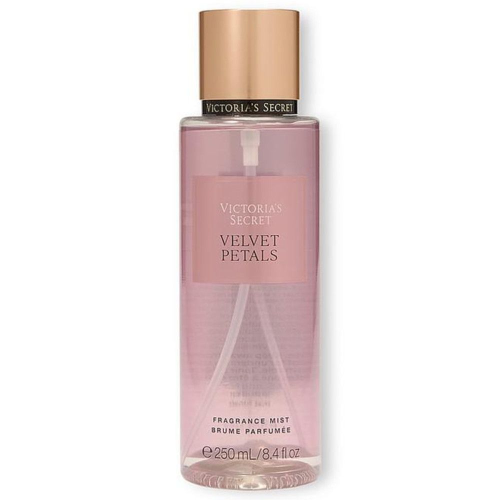 Körpernebel-Flasche. Rosa Flüssigkeit, goldfarbener Deckel. Aufschrift: VICTORIA'S SECRET, VELVET PETALS, FRAGRANCE MIST, 250ml/8.4 fl oz.