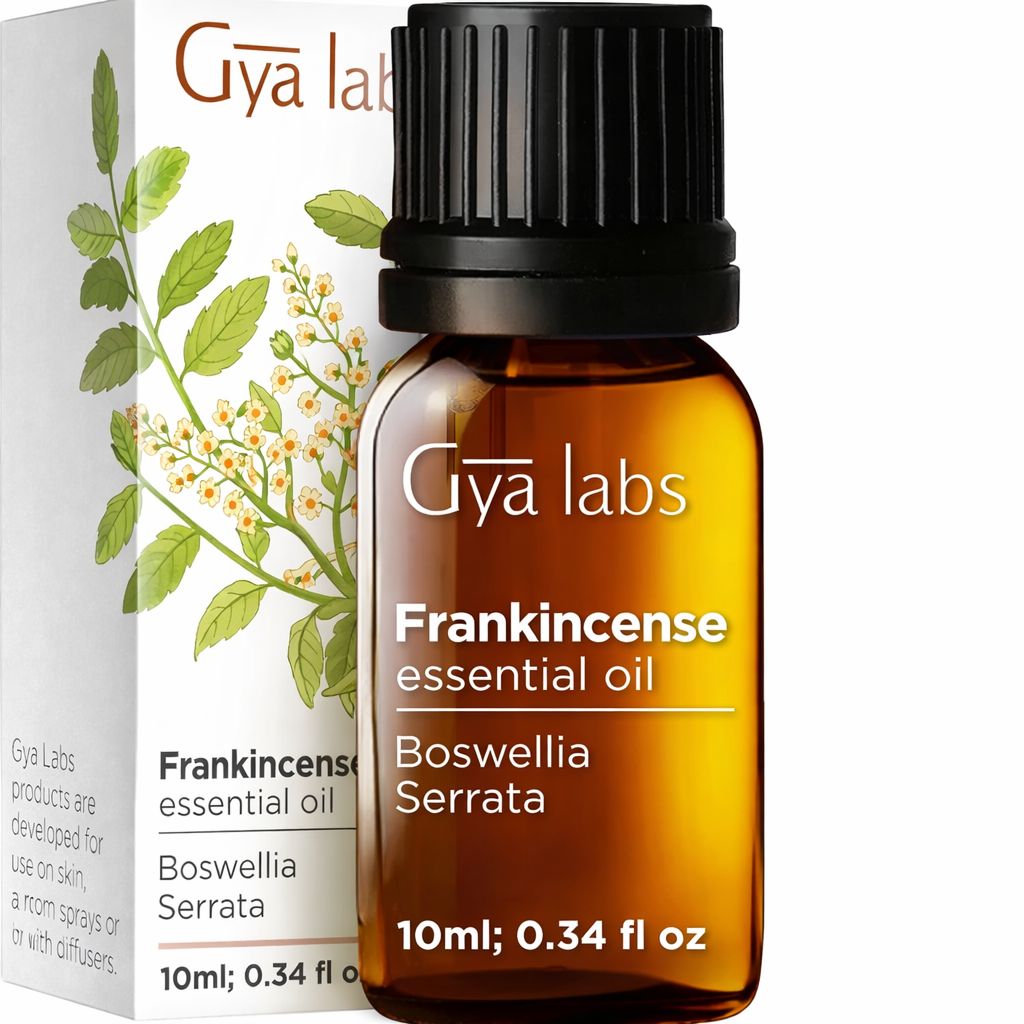 Braune Glasflasche mit schwarzem Deckel. Etikett: Gya Labs, Weihrauch ätherisches Öl, Boswellia Serrata. 10ml; 0,34 fl oz. Verpackung mit Blättern.
