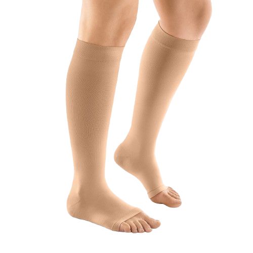 Hautfarbene Kompressions-Kniestrümpfe mit offenem Zehenbereich. Die Strümpfe bedecken den Fuß bis zum Knöchel.