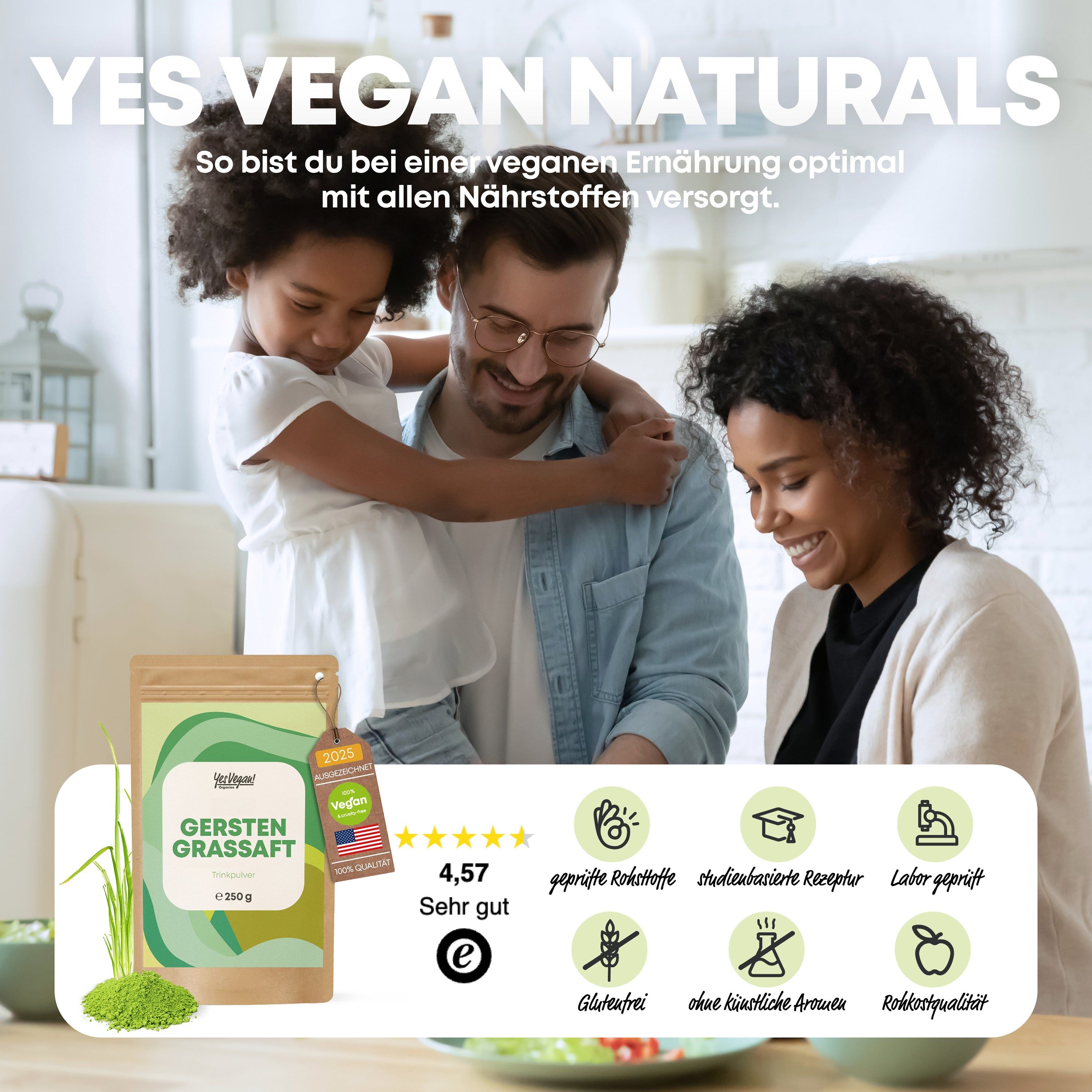 Beutel mit Gerstengrassaft-Pulver, Etikett mit Logo, Bewertung 4,57. Vegan-Siegel. Familie im Hintergrund.